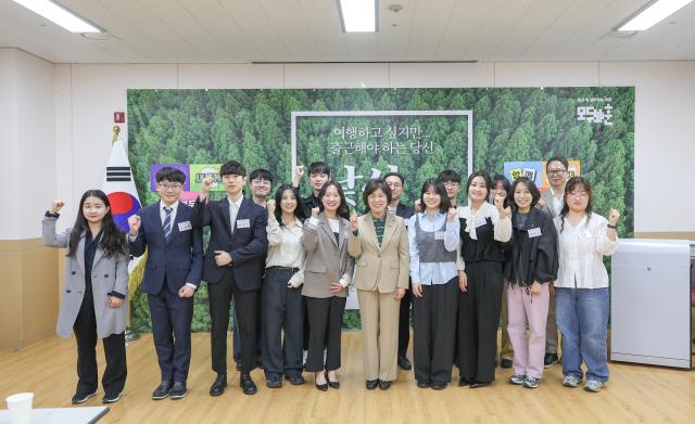 강정애 국가보훈부 장관이 8일 오후 충남 공주 공주아트센터에서 열린 정부혁신 어벤져스 워케이션에 참석해 2기 혁신 어벤져스 공모전 수상자 및 참석자들과 함께 기념촬영을 하고 있다 사진국가보훈부