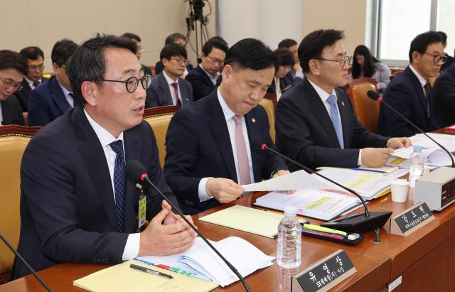 8일 국회 과학기술정보방송통신위원회 전체회의에서 열린 에서 유영상 SK텔레콤 대표이사가 의원 질의에 답하고 있다 사진연합뉴스