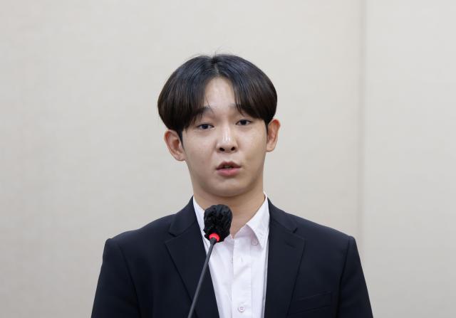 마약 투약 혐의로 재판을 받고 있는 그룹 위너 출신 남태현이 12일 오후 서울 여의도 국회에서 열린 보건복지위원회 국정감사에 참고인으로 출석해 마약 재활치료 과정 등에 대해 의원들에게 설명하고 있다 20231012사진유대길 기자 dbeorlf123ajunewscom