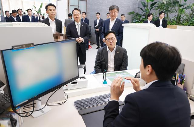 김병환 금융위원장가운데과 진옥동 신한금융그룹 회장뒷줄 가운데 이재연 서민금융진흥원장뒷줄 오른쪽 이태훈 은행연합회 전무뒷줄 왼쪽가 8일 서울 중구 신한은행 본점에서 은행권 소상공인 금융지원 방안의 시행 현장을 점검하고 있다 사진금융위