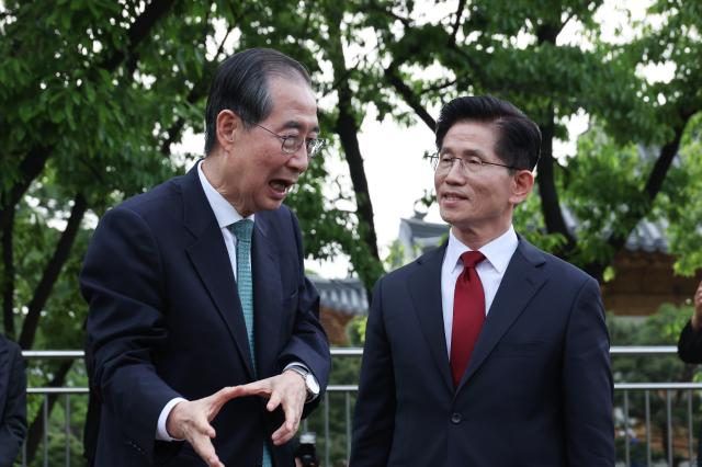 김문수 국민의힘 대선 후보와 한덕수 무소속 대선 예비후보가 8일 서울 국회 사랑재에 위치한 커피숍에서 회동을 마친 후 인사하고 있다 사진연합뉴스