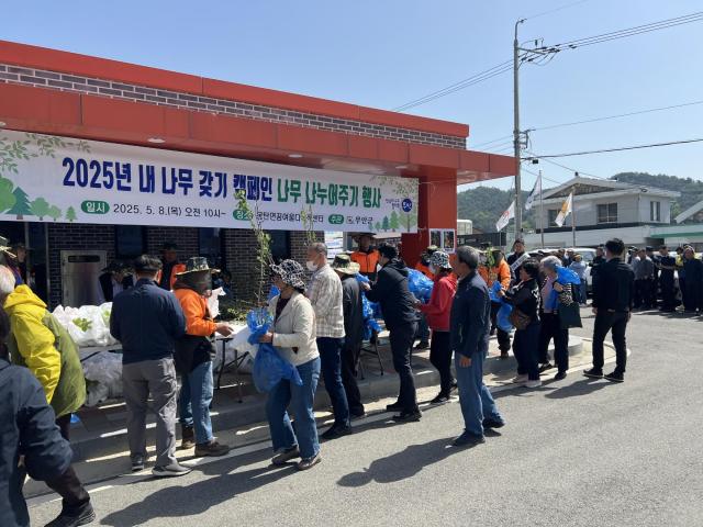 몽탄면에서 진행된 나무 나누어주기 행사사진무안군