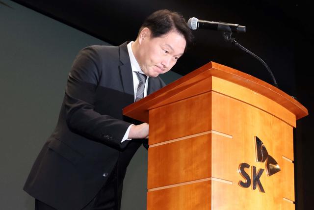 최태원 회장 SKT 해킹 사태 대국민 사과
최태원 SK그룹 회장이 7일 서울 중구 SKT타워에서 열린 유심 정보 유출 관련 일일 브리핑에 참석 SK텔레콤에서 일어난 해킹 피해에 대해 대국민 사과를 한 뒤 인사하고 있다사진연합뉴스