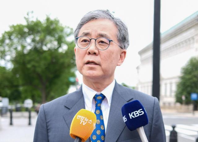 이재명 더불어민주당 대선 후보의 외교·안보·통상 분야 핵심 참모인 김현종 전 국가안보실 2차장이 8일현지시간 미국 워싱턴 DC 백악관에서 도널드 트럼프 행정부 당국자들과 회동한 뒤 취재진에게 결과를 설명하고 있다 사진연합뉴스