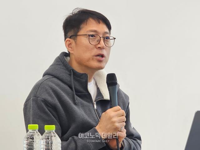 김석환 위믹스재단 대표가 지난 3일 경기도 판교 테크원타워에서 열린 ‘위믹스 거래지원 종료’에 대한 긴급 기자 간담회에 참석해 향후 대응 계획을 설명하고 있다사진선재관 기자