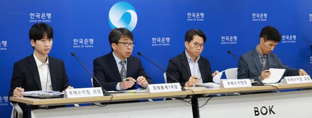 9일 오전 서울 중구 한국은행에서 개최된 2025년 3월 국제수지잠정 기자설명회에서 왼쪽부터 김준영 국제수지팀 과장 신승철 경제통계1국장 김성준 국제수지팀장 권수한 국제수지팀 과장이 질의응답을 하고 있다 사진한국은행