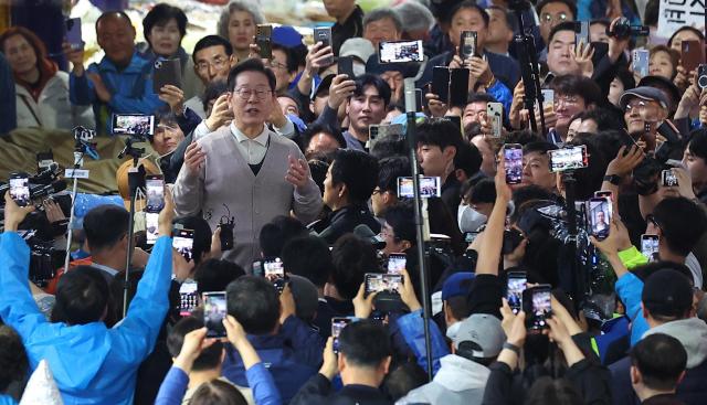 [포토] 영천공설시장에서 연설하는 이재명 후보