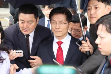 [포토] 권영세 비대위원장과 충돌 후 국회 떠나는 김문수 후보