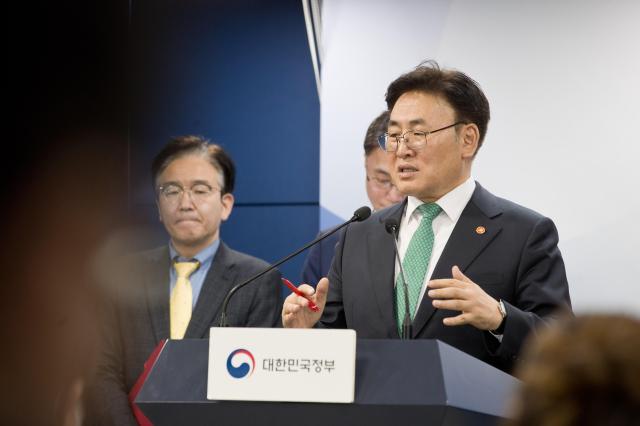 유상임 과학기술정보통신부 장관이 9일 오전 서울 종로구 정부서울청사 본관 브리핑룸에서 2025년도 과기정통부 핵심과제 4월 실적 및 5월 계획을 브리핑 하고 있다 사진과학기술정보통신부