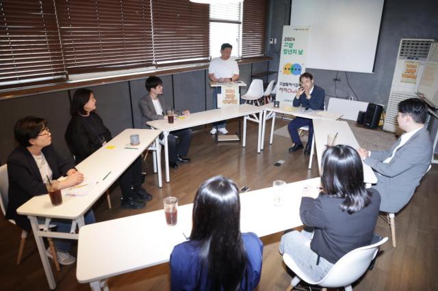 이동환 고양시장이 ‘고양 청년의 날’ 행사 환담회에 참석해 발언을 하고 있다 사진고양시