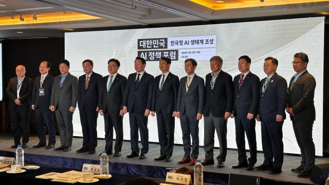 9일 오후 서울 롯데호텔 사파이어볼룸에서 대한상공회의소 주최로 진행된 ‘AI강국 도약을 위한 한국형 AI생태계 발전 방향’ 정책 포럼에 참여한 주요 관계자들이 기념사진을 하고 있다 사진김인규 기자