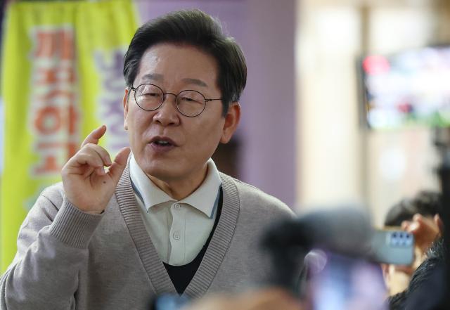 이재명 더불어민주당 대선 후보가 제3차 골목골목 경청 투어로 경북 지역 방문에 나선 9일 경북 영천시 영천공설시장에서 시장 상인 및 지지자들 앞에서 연설하고 있다 사진연합뉴스