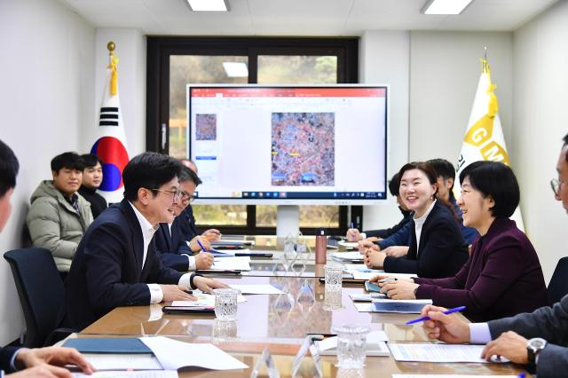 김병수 김포시장이 2023년 11월 22일 환경부 장관과 ‘김포환경재생혁신복합단지 조성사업’의 성공적 추진을 위한 논의를 진행했다 사진김포시