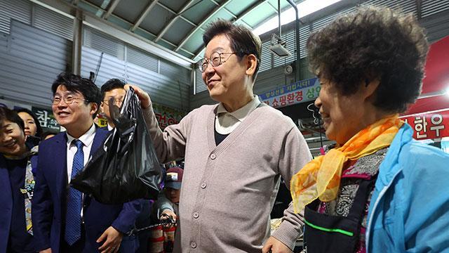 전통시장을 찾은 더불어민주당 이재명 후보 사진아주경제 자료실