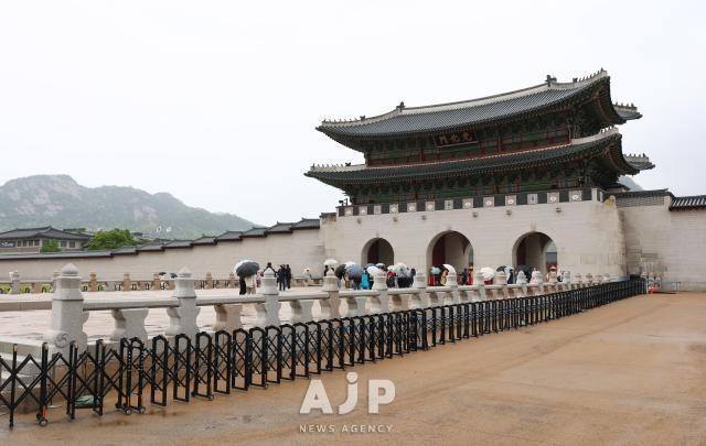 경복궁 정문인 광화문과 월대