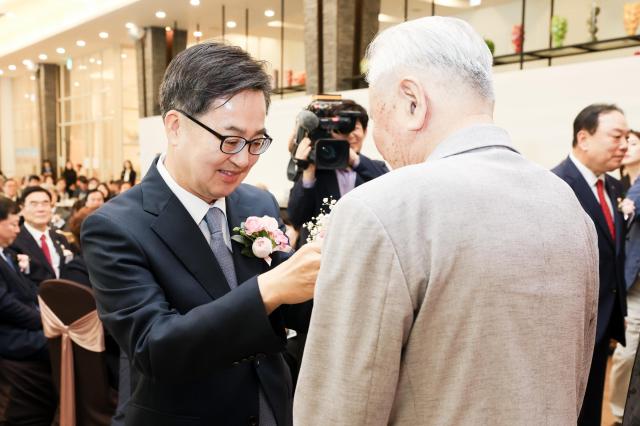 9일 오전 수원노블레스컨벤션에서 열린 제53회 어버이날 기념행사에서 김동연 경기도지사가 임종선 사할린동포에게 카네이션을 달아드리고 있다 사진경기도