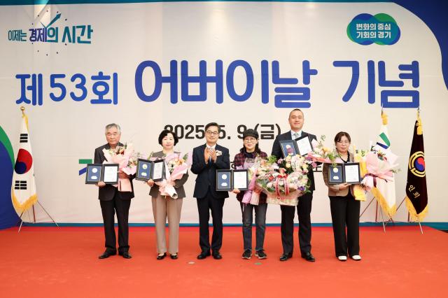 9일 오전 수원노블레스컨벤션에서 열린 제53회 어버이날 기념행사에서 김동연 경기도지사가 표창 시상을 하고 기념촬영을 하고 있다 사진경기도