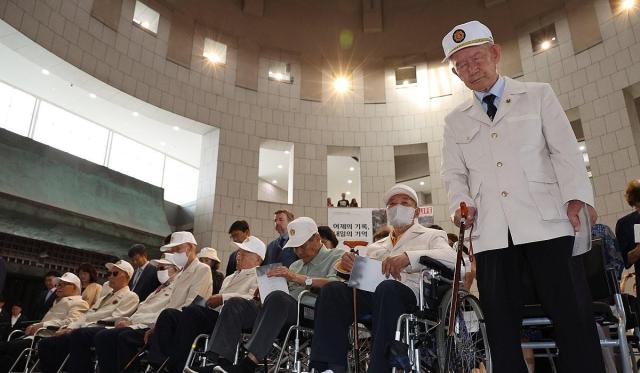 귀환 국군포로 유공자들이 2024년 6월 20일 용산구 전쟁기념관에서 열린 국군포로 전시실 개막식에서 묵념을 하고 있다 사진연합뉴스