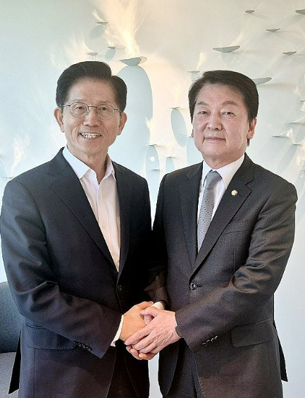 安哲秀氏「党の公式候補は金文洙氏…韓悳洙氏は無所属で出馬しなければ」