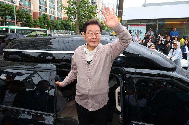 더불어민주당 이재명 대선 후보가 제3차 골목골목 경청투어로 경북지역 방문에 나선 9일 경북 칠곡군 석적읍 방문을 마친 뒤 다음 일정으로 이동하며 지지자들에게 인사하고 있다사진연합뉴스