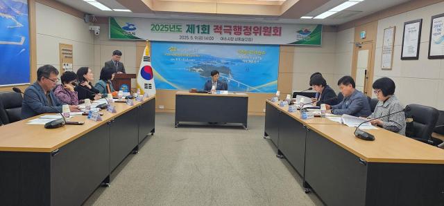 여수시가 적극행정위원회를 개최해 우수사례 9건을 선정하고 우수공무원 11명을 선발했다 사진여수시