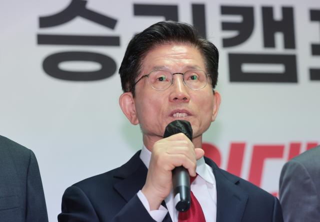국민의힘 김문수 대선 후보가 9일 서울 영등포구 여의도 선거 캠프 사무실에서 대선 정책 등을 발표하고 있다 사진연합뉴스