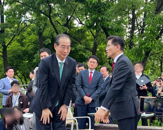 김문수 국민의힘 대선후보와 무소속의 한덕수 대선 예비후보가 8일 오후 서울 국회 사랑재에 위치한 카페에서 회동을 마친 후 인사하고 있다 사진원은미 기자
