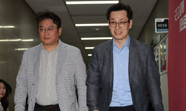 무소속의 한덕수 대선 예비후보 측 손영택 전 국무총리 비서실장오른쪽이 9일 밤 서울 여의도 국회에서 재개된 김문수 국민의힘 대선 후보와의 단일화 협상에 참석하는 모습 사진연합뉴스