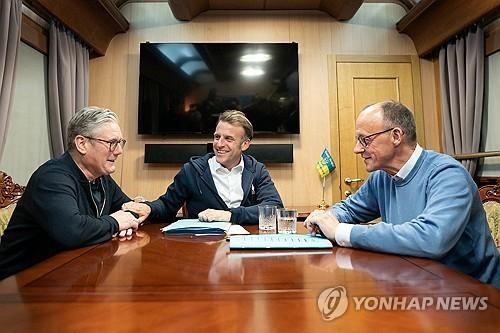 9일현지시간 우크라이나 향하는 영·프·독 정상들 연합뉴스