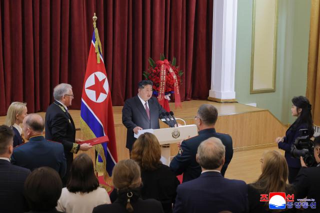 김정은 북한 국무위원장이 소련의 제2차 세계대전 승리전승절 80주년을 맞아 9일 오전 평양 주재 러시아 대사관을 방문해 축하 연설을 했다고 조선중앙통신이 9일 보도했다 연합뉴스