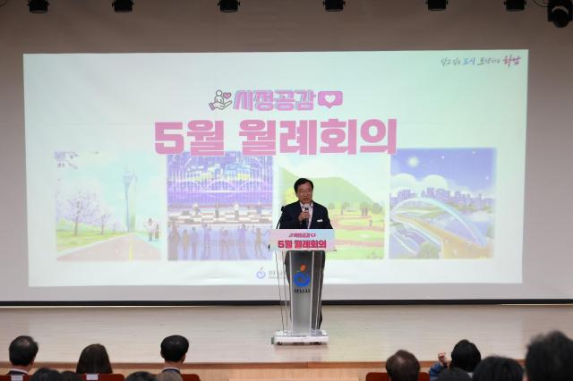 하남시청 대회의실에서 개최된 5월 월례회의에서 이현재 하남시장이 인사말씀을 전하고 있다 사진하남시