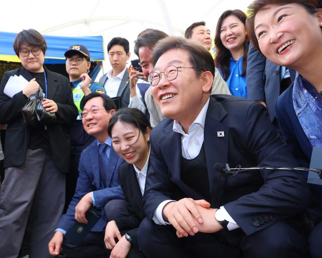 영남 신라벨트 골목골목 경청투어에 나선 이재명 더불어민주당 대선 후보가 10일 경남 함안군 가야전통시장에서 상인들과 이야기하며 밝게 웃고 있다 사진연합뉴스