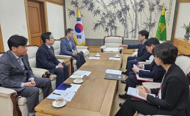김진열 대구 군위군수는 김정기 대구시장 권한대행과 면담을 하고 군위군의 미래 발전을 좌우할 주요 현안에 대한 대구시 차원의 적극적인 협조와 지원을 요청했다 사진대구군위군
