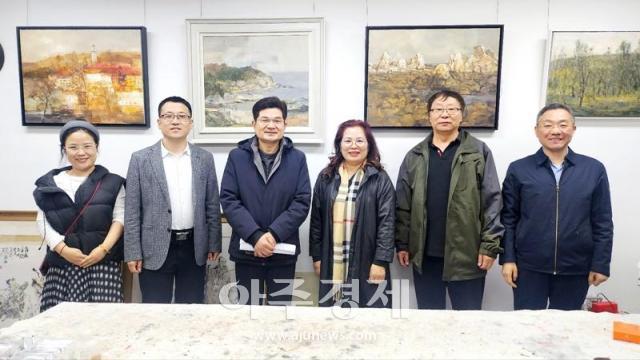 김용남 회장은 전시회 기간 옌타이시 정부 기관 미술협회 서예협회 등의 관계자들과 함께 당진시와의 교류협력에 대한 의견을 나눴다사진중국 갤러리조이