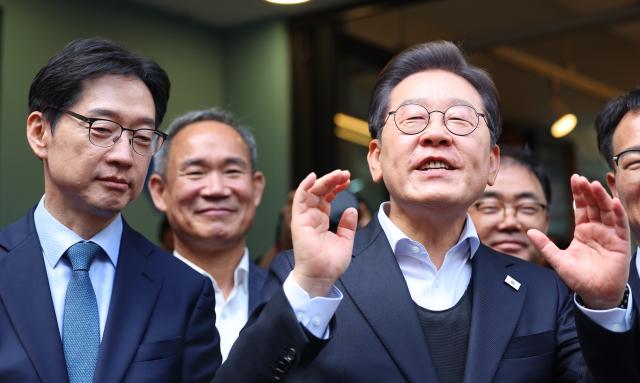 이재명 더불어민주당 대선 후보오른쪽가 10일 경남 진주시 대안동 차없는 거리를 찾아 연설을 하고 있다 왼쪽은 김경수 민주당 중앙선거대책위원회 총괄선대위원장 사진연합뉴스