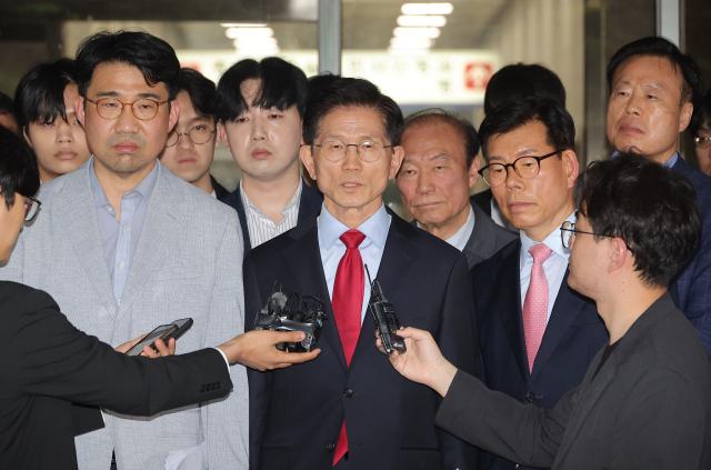 김문수 국민의힘 대선 후보가 10일 서울 양천구 서울남부지법에서 열린 당 후보 선출 취소 가처분 신청 사건 심문 기일에 출석한 뒤 법정을 나서며 발언하고 있다 사진연합뉴스