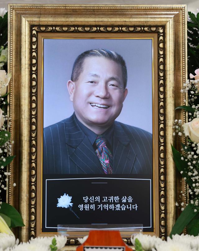 10일 서울 서초구 반포동 가톨릭대학교 서울성모병원장례식장 31호실에 뽀빠이 故 이상용의 빈소가 마련됐다 9일 이상용은 낮 12시경 갑작스레 쓰러져 병원으로 이송됐으나 숨을 거뒀다 향년 81세 사인은 심정지로 알려졌다 1944년 4월 충남 서천에서 태어난 고인은 고려대학교 임학과를 졸업한 뒤 1971년 CBS 기독교방송 MC로 방송계에 본격 데뷔했다 이후 KBS의 인기 어린이 노래 프로그램인 모이자 노래하자의 진행을 맡으며 뽀빠이란 별칭으로 이목을 집중시켰다 고인의 발인은 오는 12일 오전 9시 40분 엄수될 예정이며 장지는 용인시 선영에 마련된다 20250510사진사진공동취재단