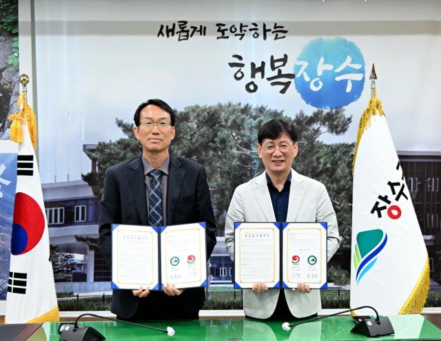 최훈식 장수군수오른쪽가 경남 합천군과 축산분야의 발전과 상생 협력을 위한 업무협약을 체결하고 있다사진장수군
