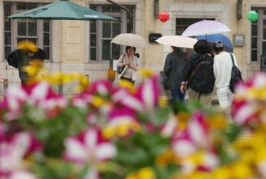 [날씨] 구름 많고 일부 지역 소나기…낮 최고 18~23도로 쑥