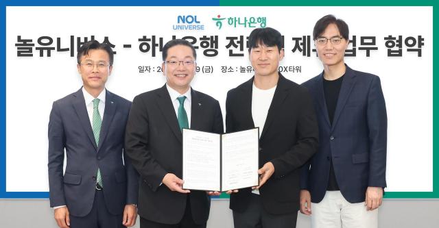 하나은행은 지난 9일 놀유니버스와 경기 성남시 소재 놀유니버스 판교 신사옥 10X타워에서 금융과 여가를 연계한 디지털 금융사업 추진을 위한 업무협약을 체결했다 이날 협약식에 참석한 이호성 하나은행장사진 왼쪽에서 두번째 서유석 하나은행 기업그룹 부행장사진 왼쪽에서 첫번째 이수진 야놀자 총괄대표사진 왼쪽에서 세번째 배보찬 놀유니버스 공동대표사진 왼쪽에서 네번째가 기념촬영을 하고 있다 사진하나은행