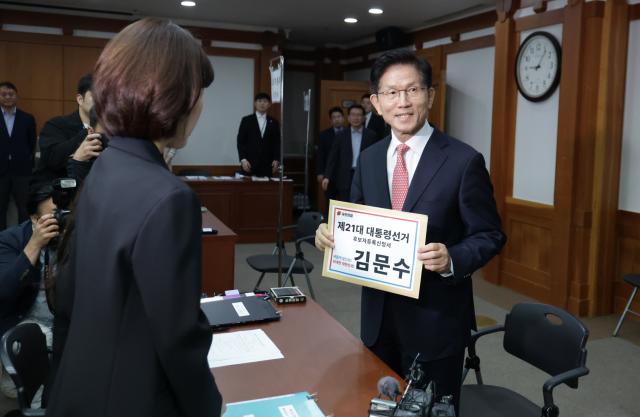 김문수 국민의힘 대선 후보가 11일 경기도 과천 중앙선거관리위원회에서 제21대 대통령선거 후보 등록을 하고 있다 사진연합뉴스