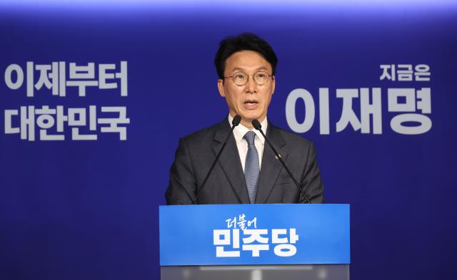 11일 서울 영등포구 더불어민주당사에서 김민석 상임 공동선대위원장이 국민의힘 김문수 대선 후보 확정 관련 입장 발표 기자회견을 하고 있다 사진연합뉴스