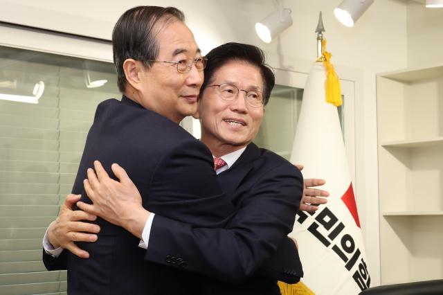 [포토] 포옹하는 김문수-한덕수