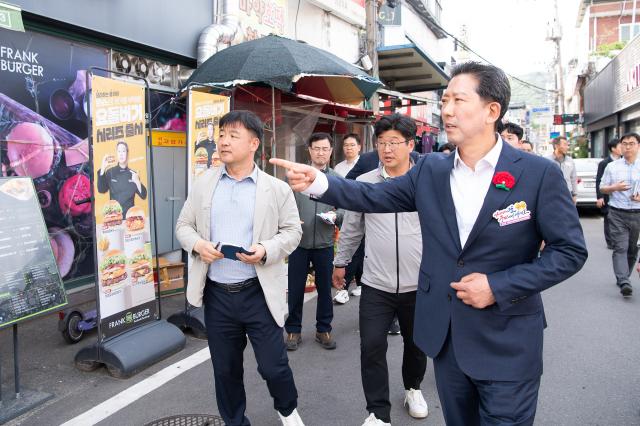 김장호 구미시장이 2025구미아시아육상경기선수권대회 조직위원회 관계자들과 같이 관련시설을 점검 하고 있다 사진구미시