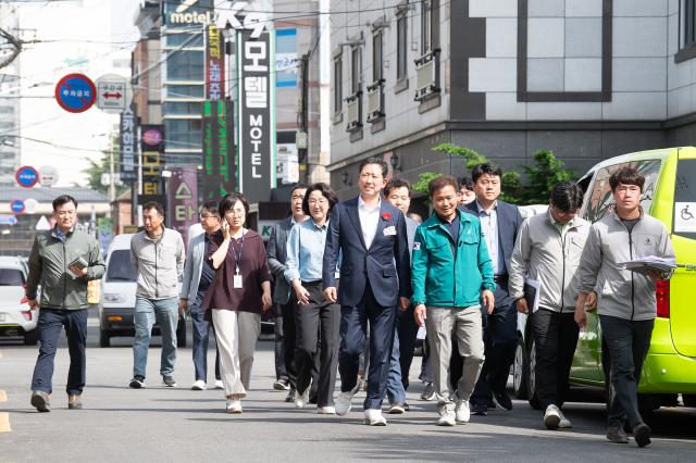 김장호 구미시장앞줄 왼쪽 첫번째이 2025구미아시아육상경기선수권대회 개최를 앞두고 조직위원회 관계자들과 함께 대회 전반 시설 점검을 하고 있다 사진구미시
