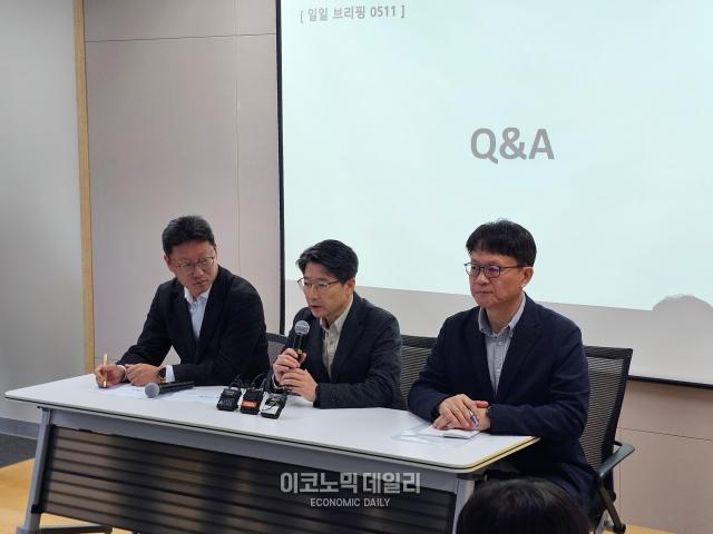 SK텔레콤이 11일 서울시 중구에 위치한 삼화빌딩에서 해킹 사고 이후 수습 상황에 대해 설명하는 브리핑을 열었다 왼쪽부터김희섭 PR센터장 임봉호 MNO사업부장 류정환 네트워크인프라센터장사진선재관 기자