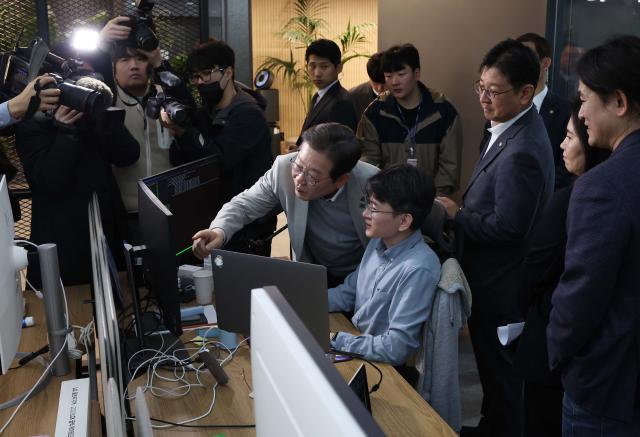 더불어민주당 이재명 대선 예비후보가 14일 서울 강남구 퓨리오사AI에서 회사를 둘러보고 있다 사진연합뉴스