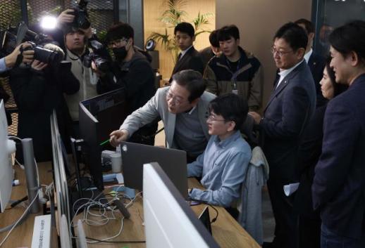 이재명, 내일 첫 공식 유세...광화문 광장에서 판교·동탄·대전까지 