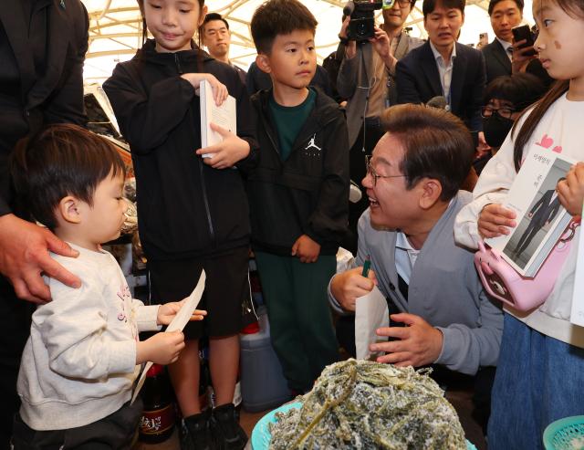 남도문화벨트 골목골목 경청투어에 나선 더불어민주당 이재명 대선 후보가 11일 전남 강진군 강진읍 강진오감통시장을 찾아 어린이와 이야기하며 웃고 있다 사진연합뉴스