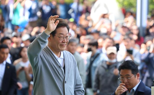 Democratic Party presidential candidate Lee Jae-myung greets supporters before delivering a speech in Haenam South Jeolla Province May 11 2025 Yonhap